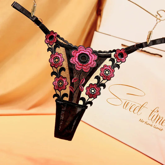 String en dentelle florale