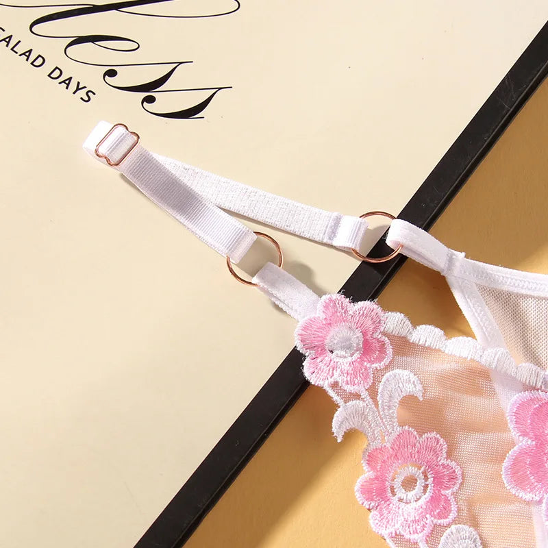 String en dentelle florale